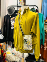 Laden Sie das Bild in den Galerie-Viewer, Beige and Green Dragon One-off Bespoke Phone Crossbody Bag
