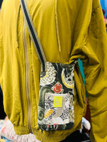 Laden Sie das Bild in den Galerie-Viewer, Beige and Green Dragon One-off Bespoke Phone Crossbody Bag
