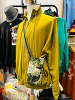 Laden Sie das Bild in den Galerie-Viewer, Green and Beige Dragon One-off Bespoke Phone Crossbody Bag
