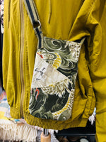 Laden Sie das Bild in den Galerie-Viewer, Green and Beige Dragon One-off Bespoke Phone Crossbody Bag
