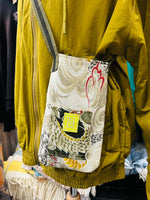 Laden Sie das Bild in den Galerie-Viewer, Green and Beige Dragon One-off Bespoke Phone Crossbody Bag
