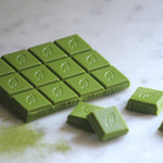 Laden Sie das Bild in den Galerie-Viewer, Matcha. White chocolate w. ceremonial grade matcha. 50g bar
