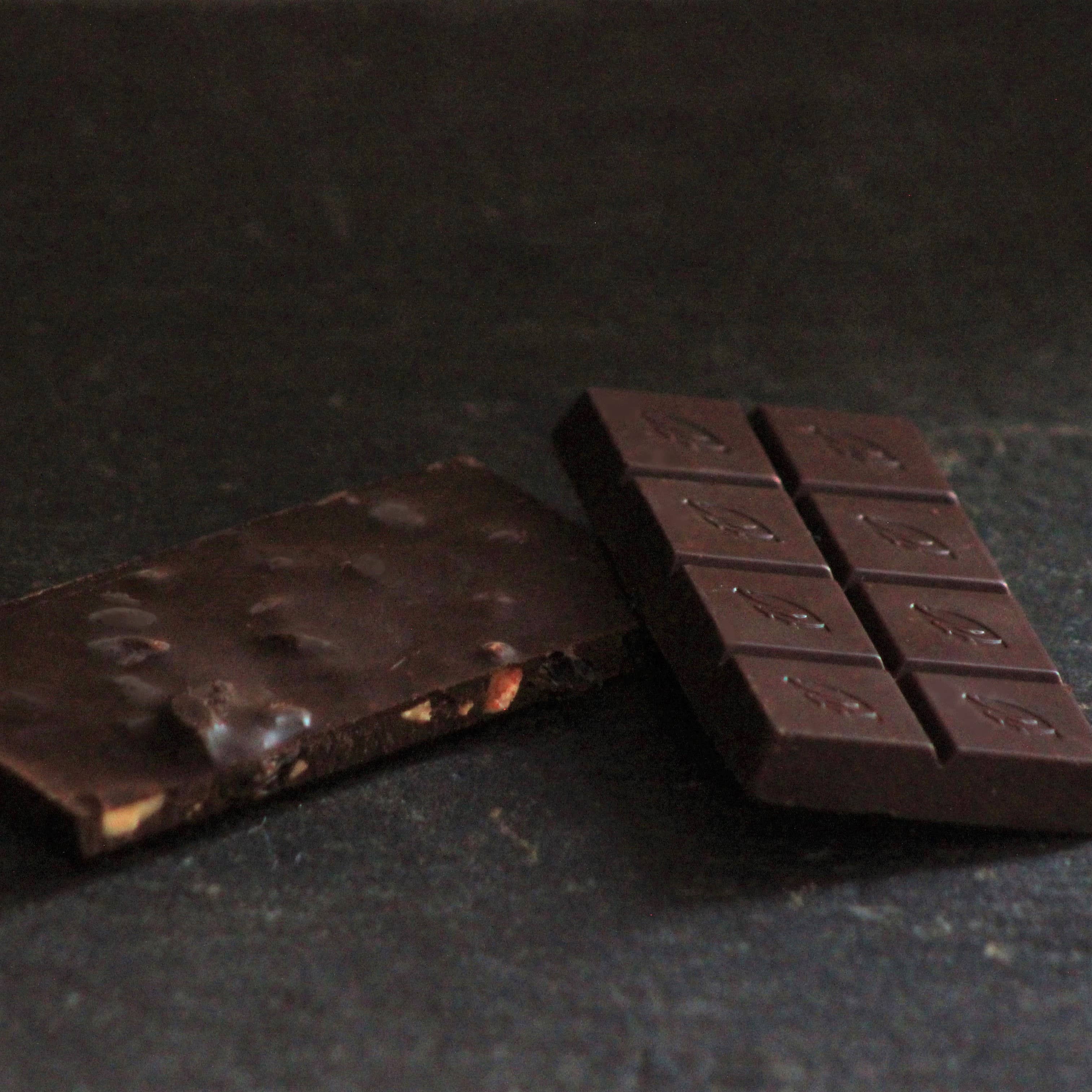 Hazelnut Raisin. Dark chocolate. Vegan. 50g bar